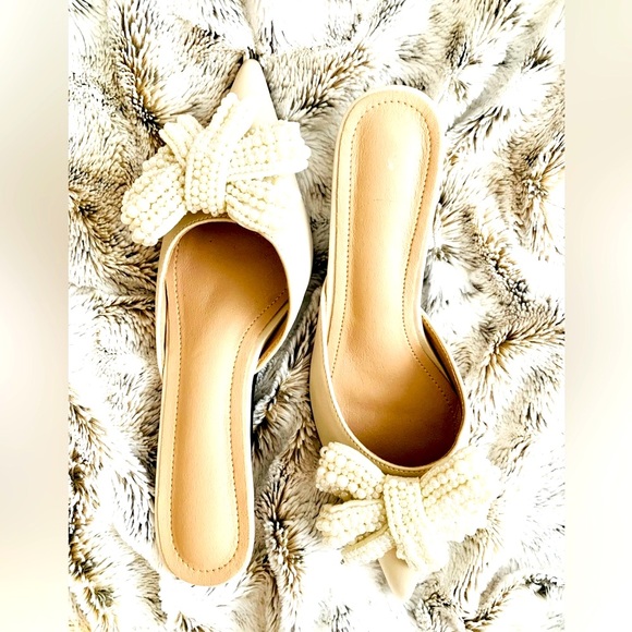 LUXE NWOT GORGEOUS PEARL DETAIL DESIGNER ACCENT POINT TOE MULES KITTEN HEEL - Picture 3 of 8